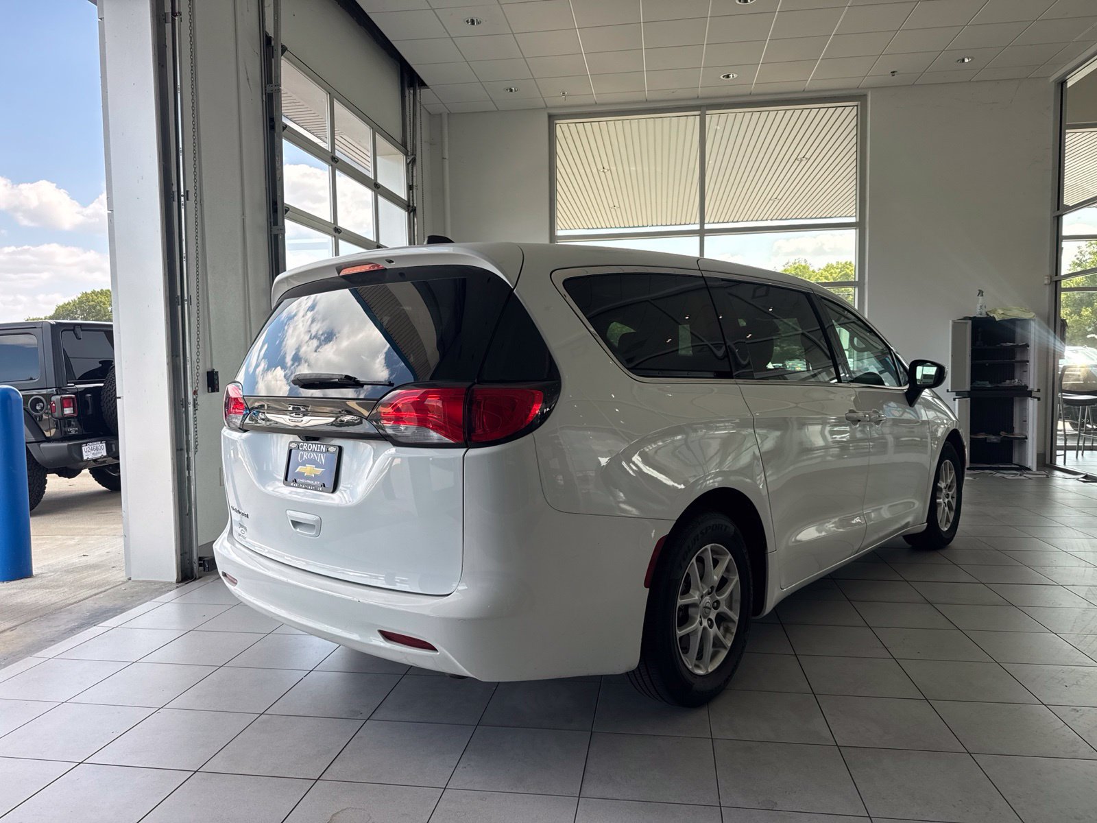 Used 2023 Chrysler Voyager LX FWD image 4