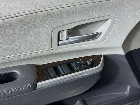 Used 2021 Toyota Sienna XLE w/ XLE Plus Package image 15