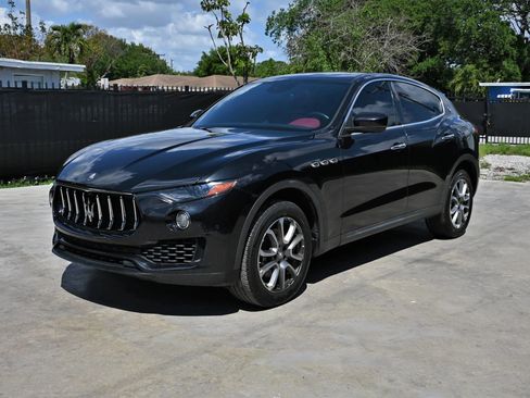 Used 2017 Maserati Levante AWD/4WD image 4