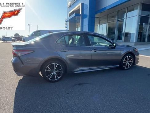 Used 2019 Toyota Camry SE FWD image 3