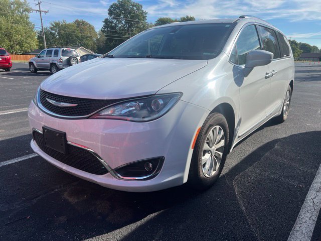 Used 2018 Chrysler Pacifica Touring-L FWD image 1