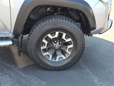 Used 2017 Toyota Tacoma TRD Off-Road w/ Premium & Technology Package AWD/4WD image 9