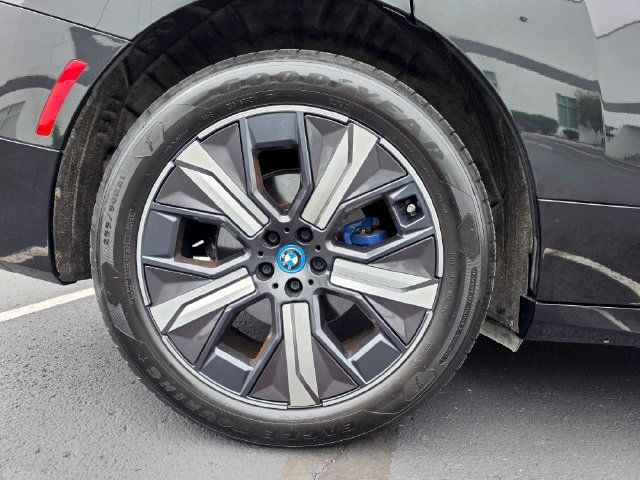 Used 2024 BMW iX xDrive50 w/ Premium Package AWD/4WD image 6