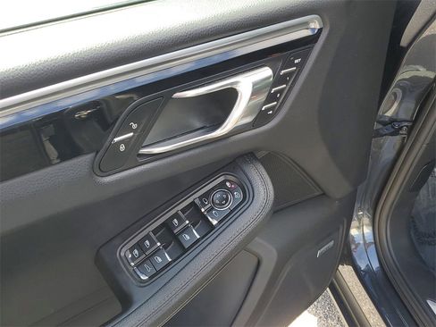 Used 2017 Porsche Macan image 20