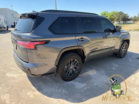 Used 2023 Toyota Sequoia Platinum AWD/4WD image 5