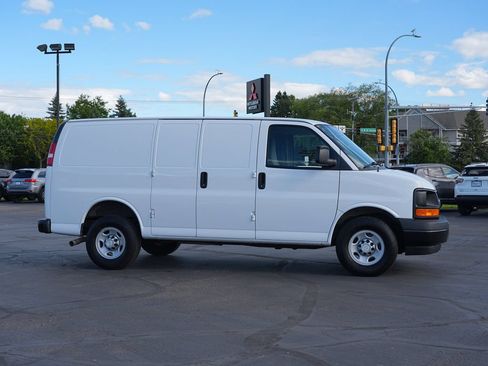 Used 2017 Chevrolet Express 2500 RWD image 2