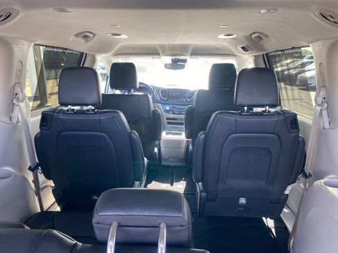 Used 2024 Chrysler Pacifica Touring-L FWD image 21