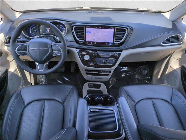 Used 2024 Chrysler Pacifica Limited FWD image 18
