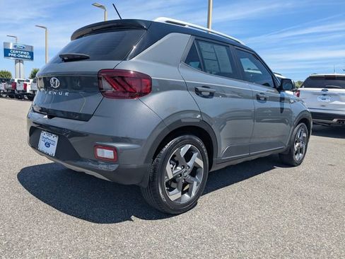 Used 2024 Hyundai Venue Limited image 3
