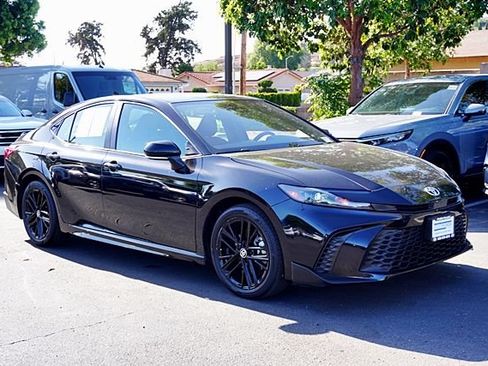 Used 2025 Toyota Camry SE FWD image 6