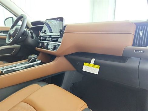 Used 2025 Nissan Pathfinder Platinum w/ Black Appearance Package image 46