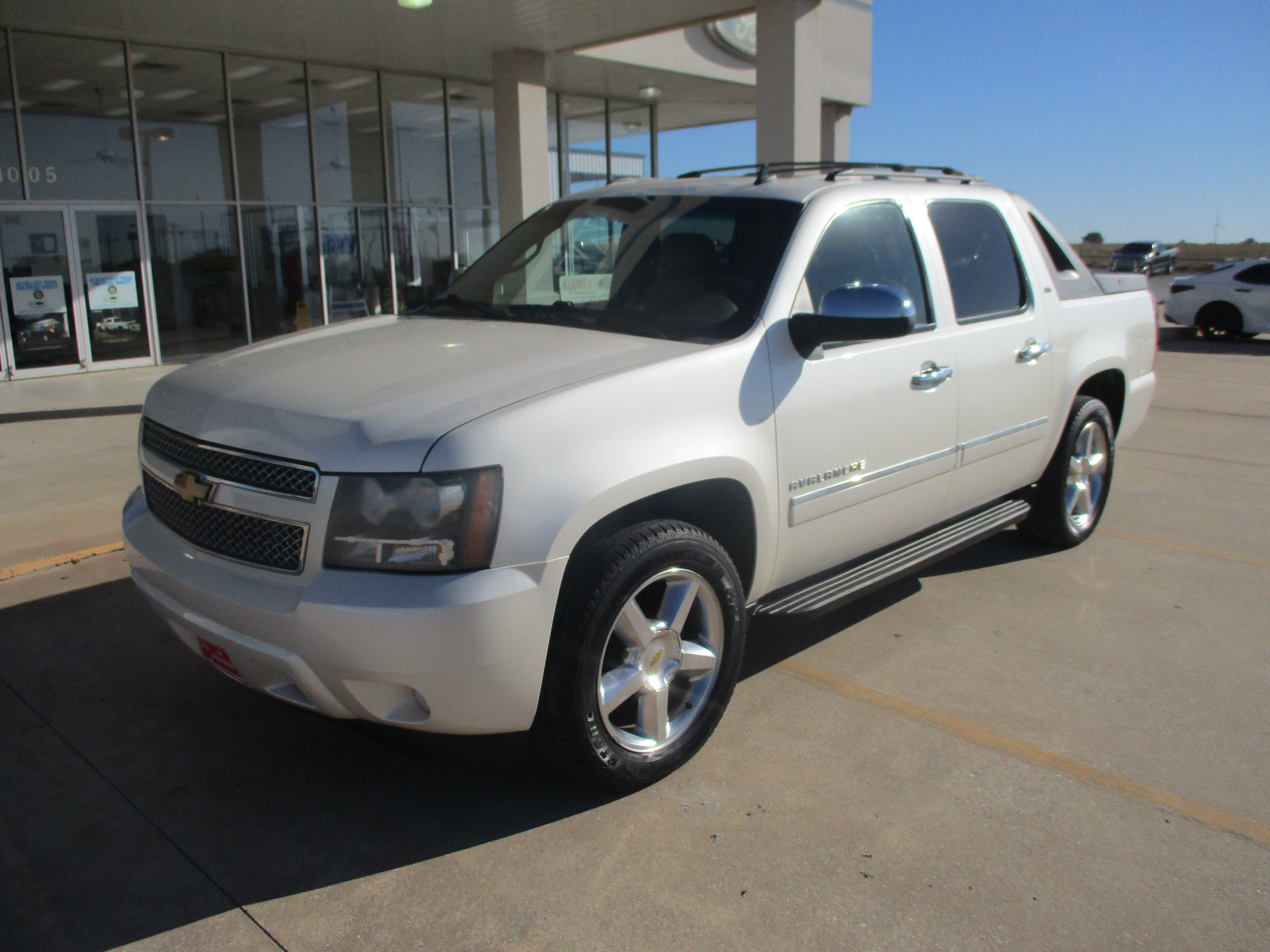 Used 2011 Chevrolet Avalanche LTZ RWD image 2