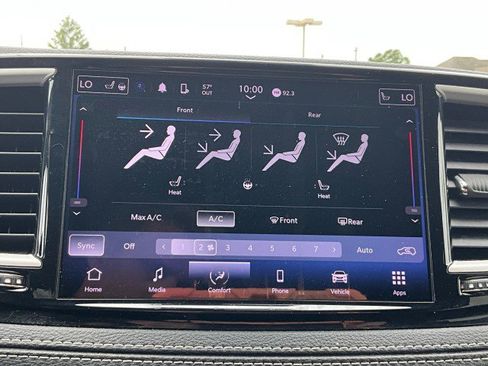 Used 2023 Chrysler Pacifica Touring FWD image 16