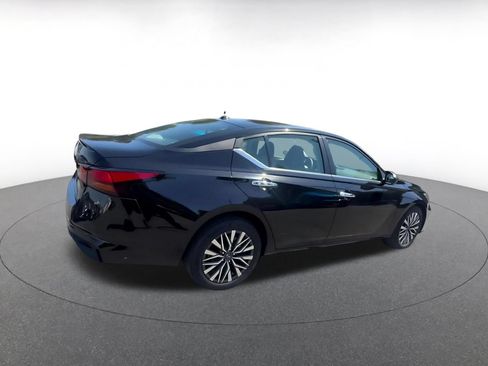 Used 2025 Nissan Altima 2.5 SV FWD image 15