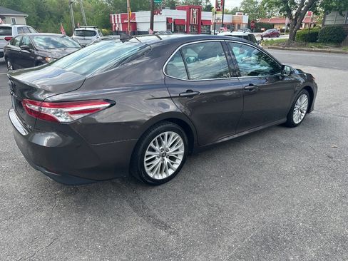 Used 2019 Toyota Camry XLE w/ Carpet Mat Package FWD image 4