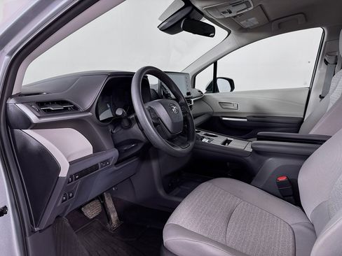 Used 2024 Toyota Sienna LE AWD/4WD image 9