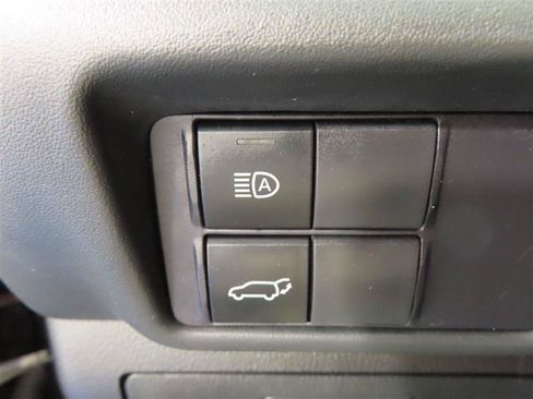 Used 2021 Toyota Highlander LE AWD/4WD image 14