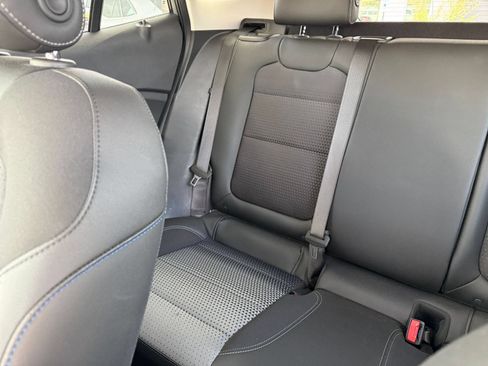 Used 2025 Chevrolet Trax LT w/ LT Convenience Package FWD image 39