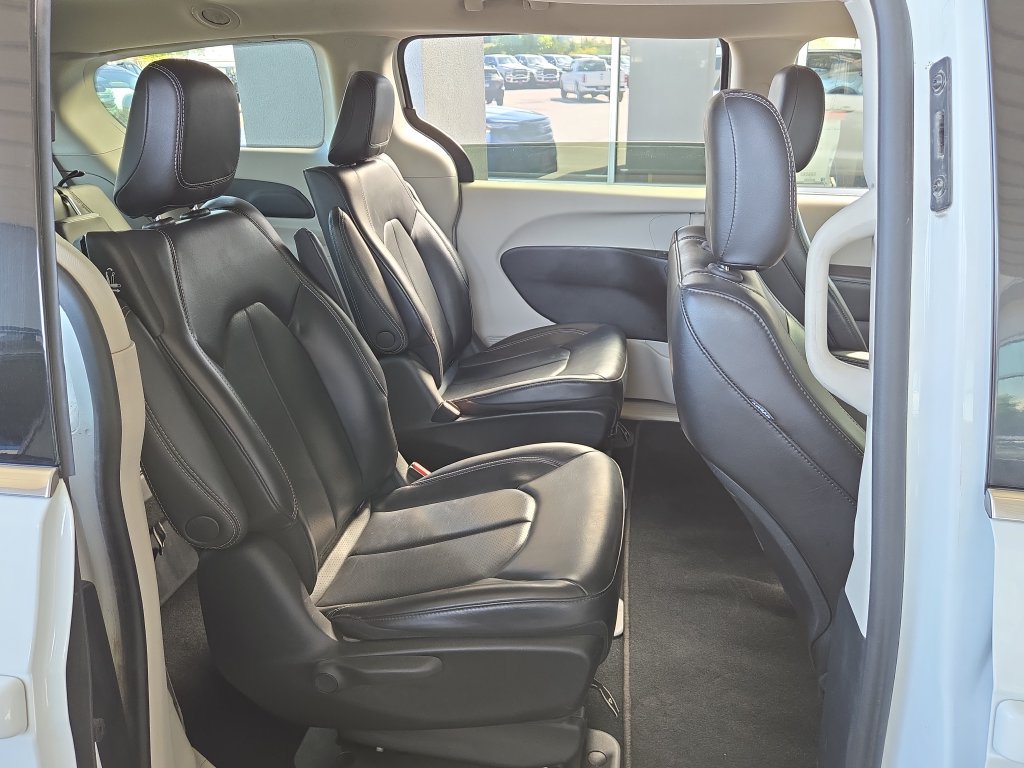 Used 2023 Chrysler Pacifica Touring-L FWD image 17