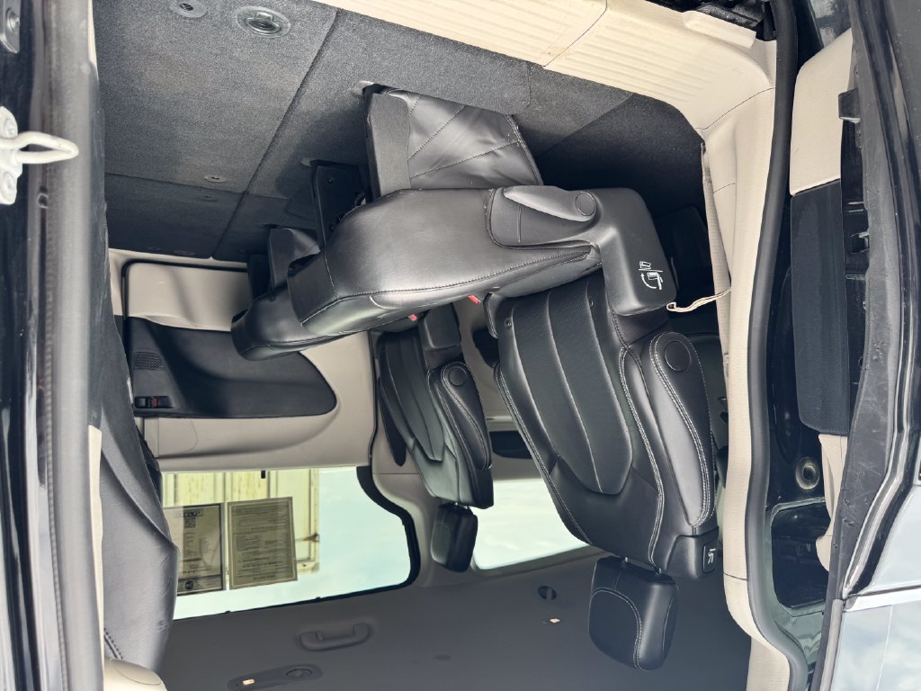Used 2024 Chrysler Pacifica Touring-L FWD image 14