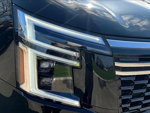 Certified 2025 Nissan Armada Platinum Reserve image 33