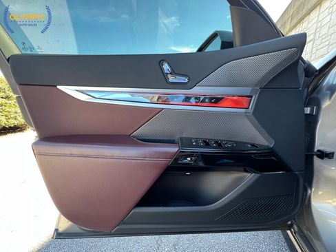 Used 2023 BMW 740i image 35