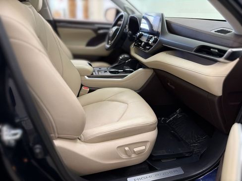 Used 2021 Toyota Highlander Limited FWD image 29
