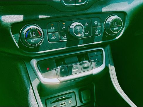 Used 2022 GMC Terrain SLT w/ Infotainment Package II FWD image 18