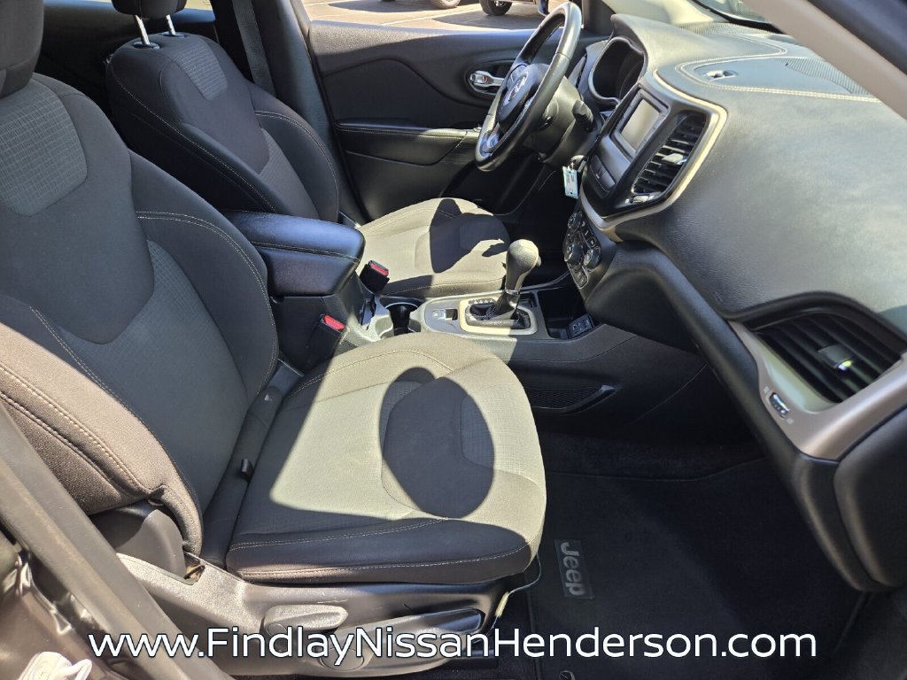 Used 2016 Jeep Cherokee Latitude FWD image 16