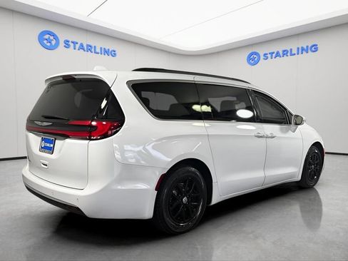 Used 2022 Chrysler Pacifica Touring-L FWD image 10
