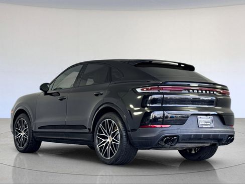 Certified 2025 Porsche Cayenne image 3