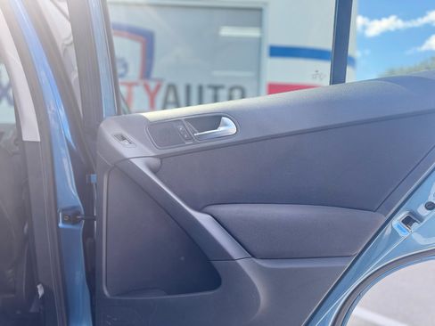 Used 2017 Volkswagen Tiguan Limited w/ Premium Package image 36