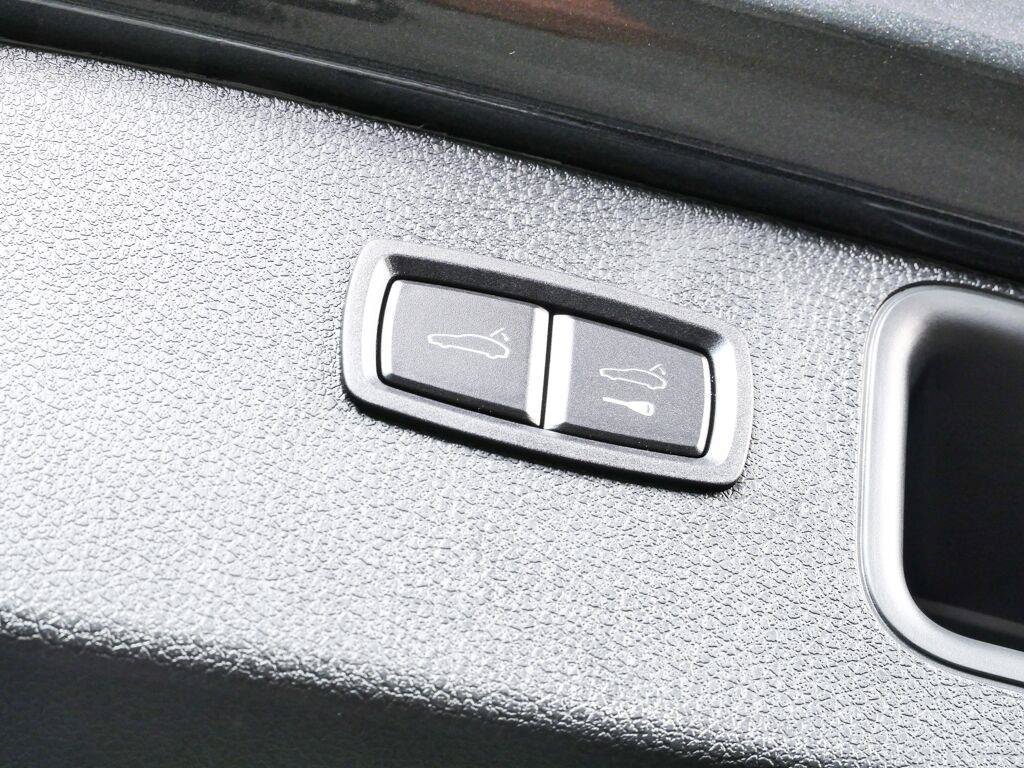 New 2026 Porsche Macan Turbo AWD/4WD image 33