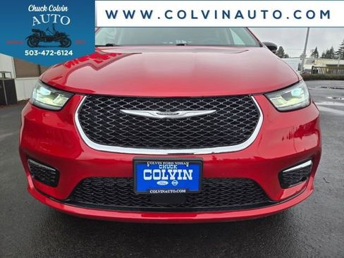 Used 2024 Chrysler Pacifica Touring-L image 7