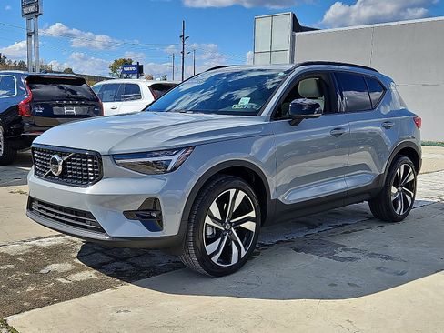 Used 2025 Volvo XC40 B5 Ultra w/ Climate Package image 3