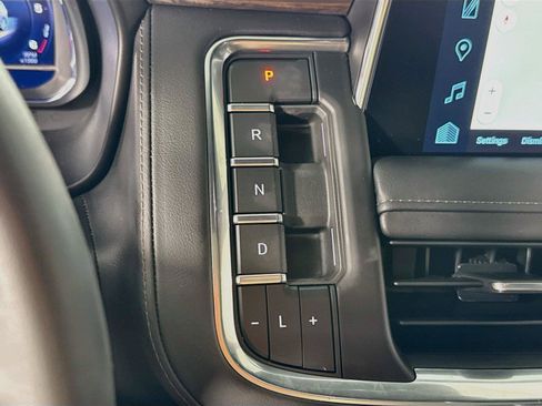 Used 2024 Chevrolet Tahoe High Country AWD/4WD image 11