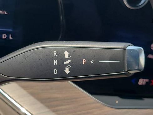Used 2025 Chevrolet Suburban LT RWD image 32