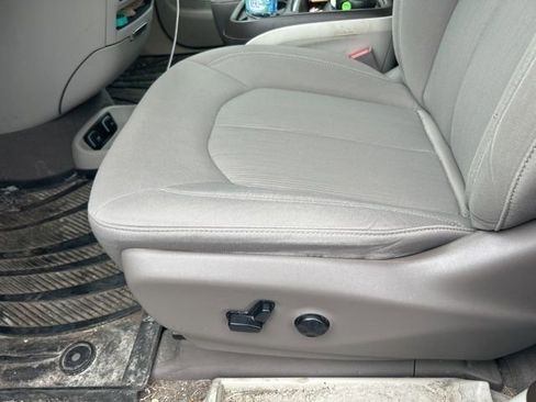 Used 2020 Chrysler Pacifica Touring FWD image 11