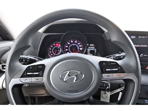 Used 2023 Hyundai Elantra SE FWD image 16