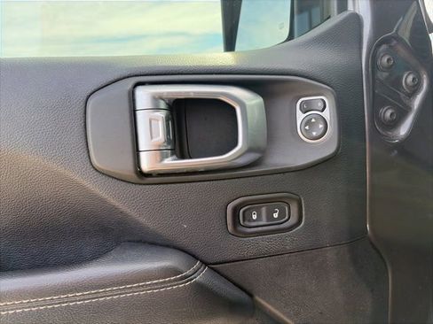 Used 2018 Jeep Wrangler Unlimited Sahara AWD/4WD image 15