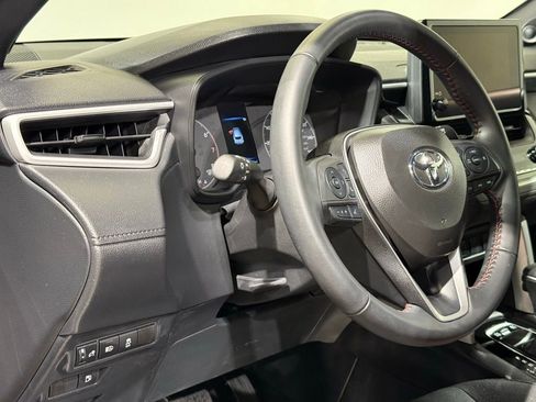 Used 2025 Toyota Corolla Cross AWD Hybrid w/ Moonroof Package image 17