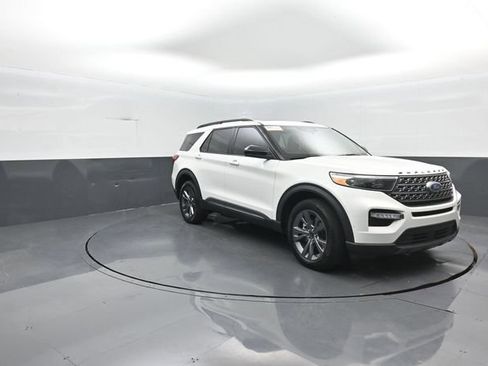 Used 2022 Ford Explorer XLT w/ Equipment Group 202A AWD/4WD image 2
