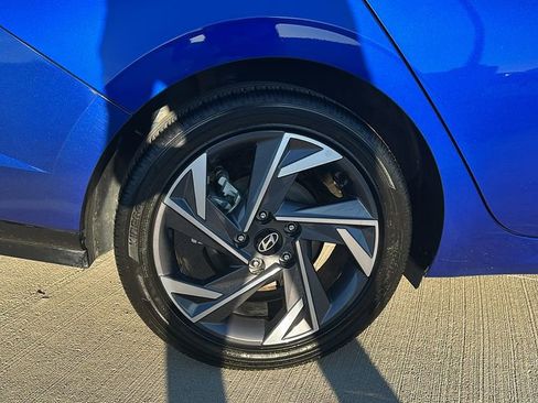 Used 2025 Hyundai Elantra Limited image 16