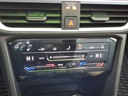 Used 2025 Volkswagen Taos SE w/ Panoramic Sunroof Package image 21