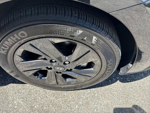 Used 2023 Hyundai Elantra SEL w/ Preferred Accessory Package FWD image 9