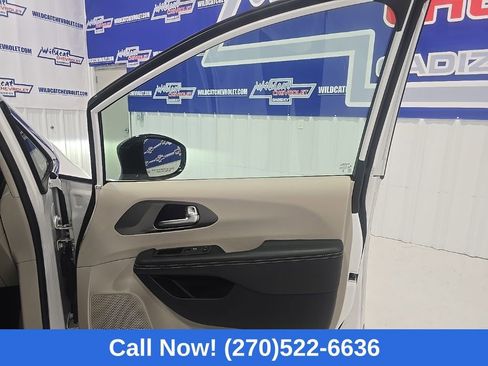 Used 2024 Chrysler Pacifica Touring-L image 27