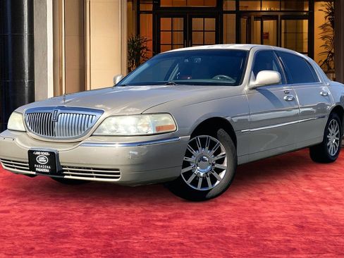 Used 2011 Lincoln Town Car Signature Limited image 1