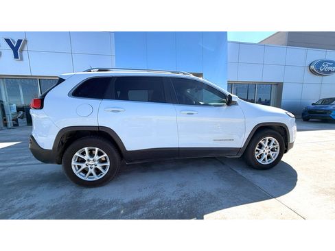 Used 2015 Jeep Cherokee Latitude AWD/4WD image 6