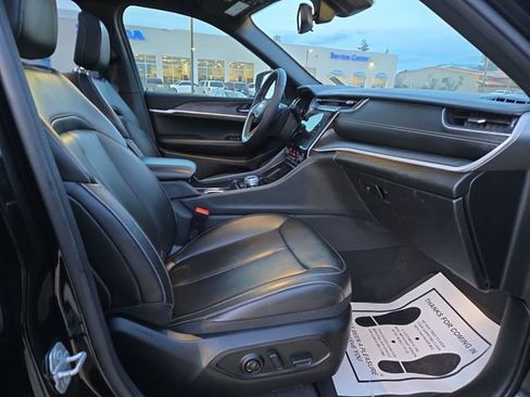 Used 2024 Jeep Grand Cherokee Limited w/ Black Appearance Package image 35