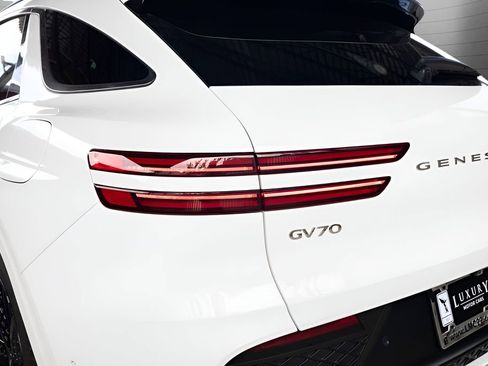 Used 2023 Genesis GV70 2.5T w/ Sport Prestige Package AWD/4WD image 17